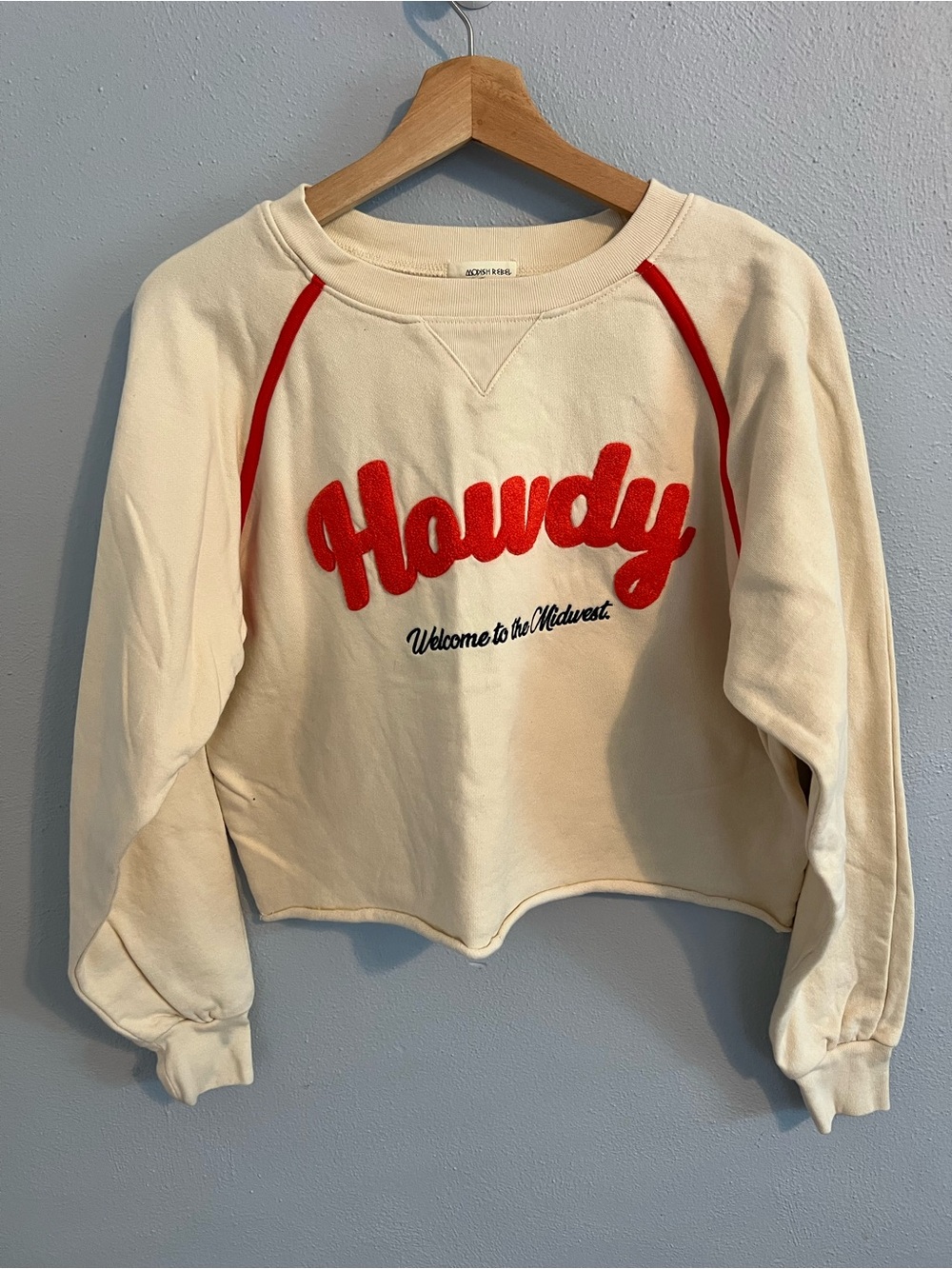 Buckle Modish Rebel Cropped Cream Sweatshirt with Red 'Howdy' Appliqué